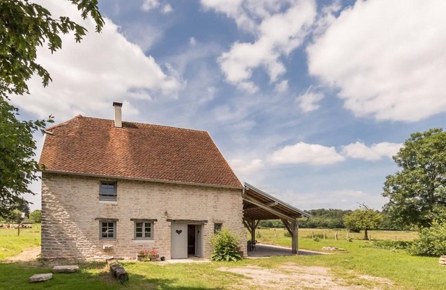 Charming renovated farmhouse with covered terrace and garden, perfect for cyclists