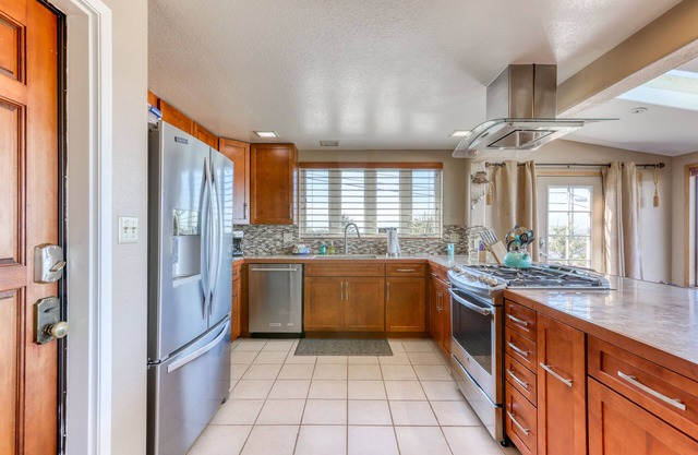 Charming retreat with sweeping views of the bay and ocean Private BBQ/patio