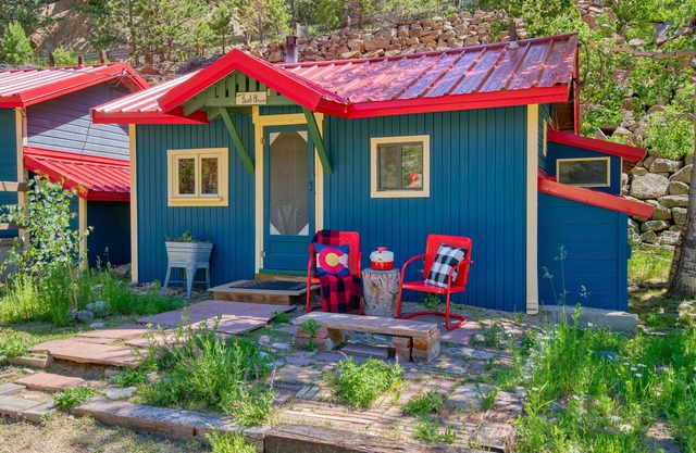 Charming Riverside Studio — Couples’ Getaway