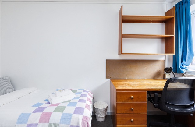 Charming Room Near Highfields Park