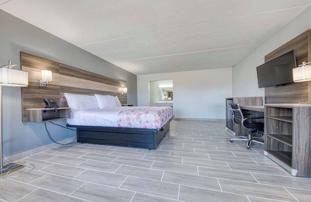 Charming Room w/Free Breakfast, Outdoor Pool, Close to Stearns Historic Sites