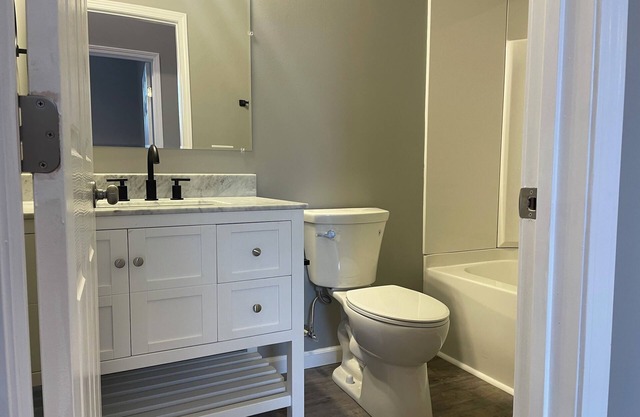 Charming second story 2-bedroom apartment in Millstadt with WiFi and AC