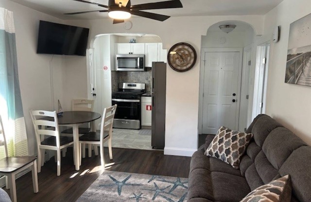 Charming Shore Getaway steps from Beach and Wildwoods Convention Center!
