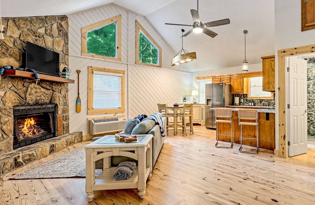 Charming, single-level cabin with a gas fireplace plus forest & mountain view