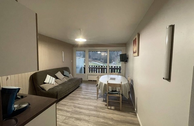 Charming Ski-In/Ski-Out Studio with South-Facing Balcony and Modern Amenities