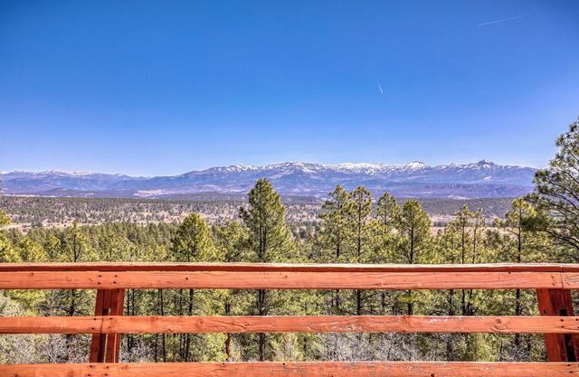 Charming & Spacious Cabin With Breathtaking Mountain Views!
