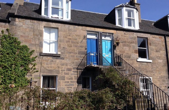 *Charming, spacious Grade 'B' listed colony flat in a fashionable city location