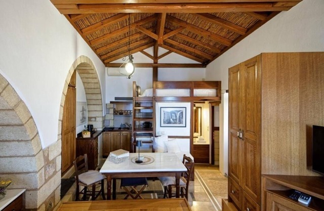 Charming Stay with Stunning Views -PETRA– MonoLithos Inn