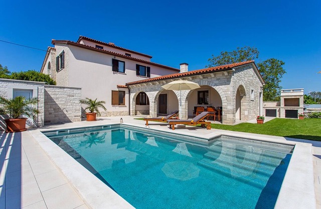 Charming stone house Casa Mia with a private swimming pool