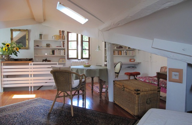 charming studio in an old "Maison aixoise" in the center