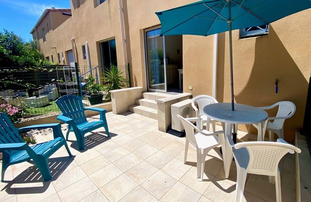 Charming Studio with Terrace Near Château Girard Park in Mèze
