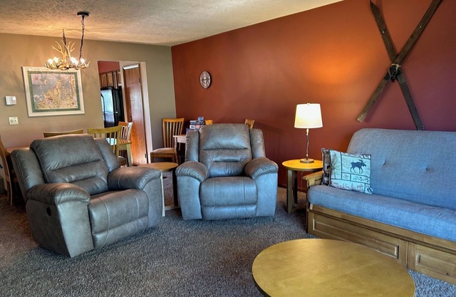 Charming Sugarloaf Townhome-Heart of Leelanau County–Pool, Beaches & Wineries