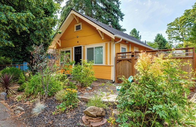 Charming Tangerine Eugene Guesthouse in Central Eugene with AC