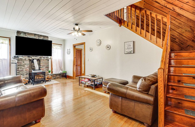 Charming Tannersville Home w/Fire Pit + Deck!
