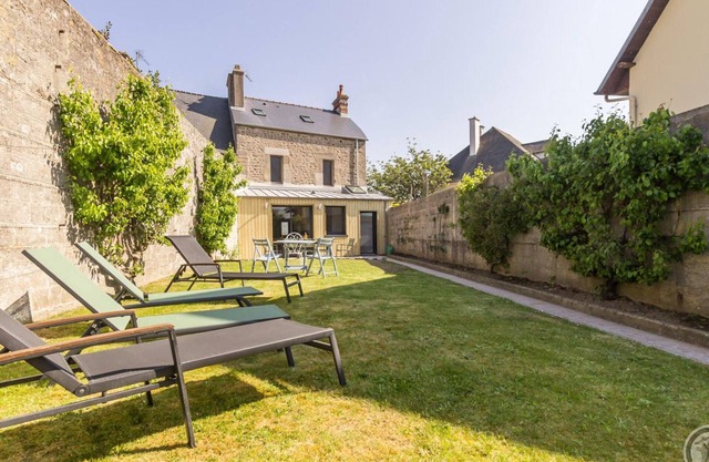 Charming terraced house in Barfleur with garden, TV and Internet access