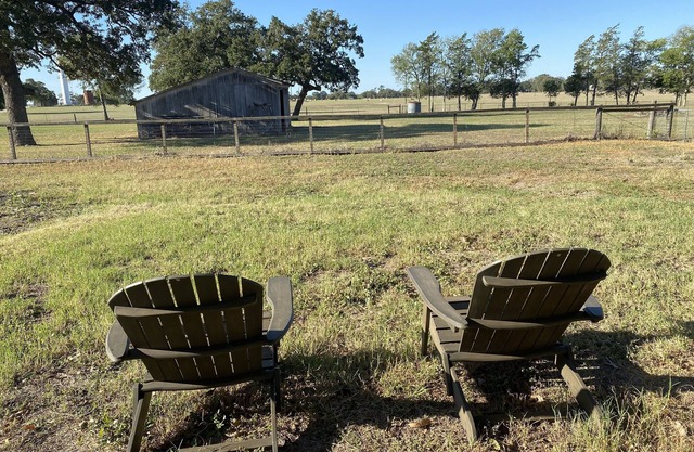 Charming Texas Farmhouse. Just 5 Minutes to the Round Top Antique Show! n n