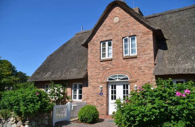 Charming thatched house with large garden in the village center of Süderende