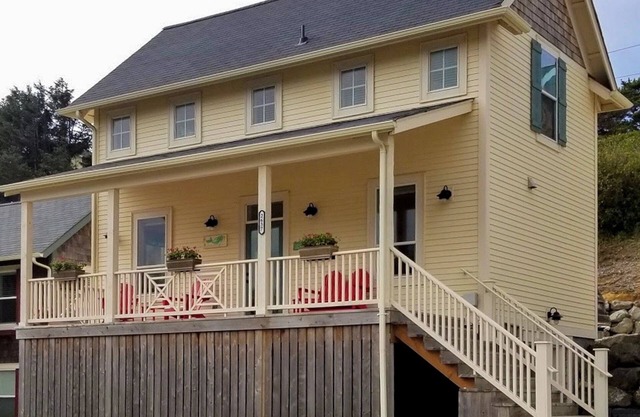 Charming, three-story getaway w/two cozy living areas - walk to the beach