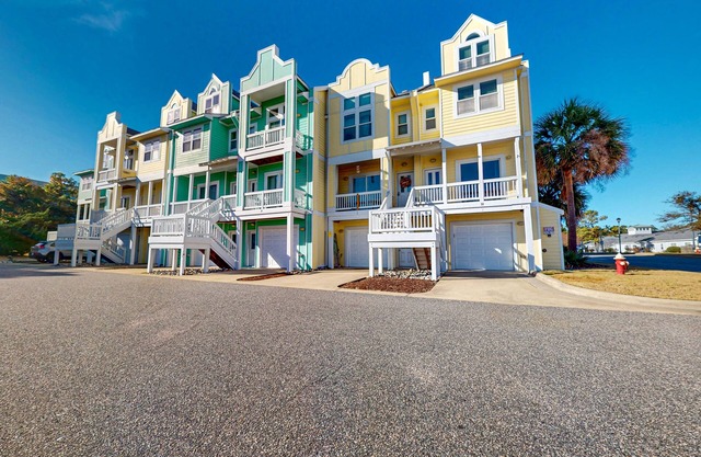Charming townhouse - Community pool, gym & balcony - near golf, parks, & beaches