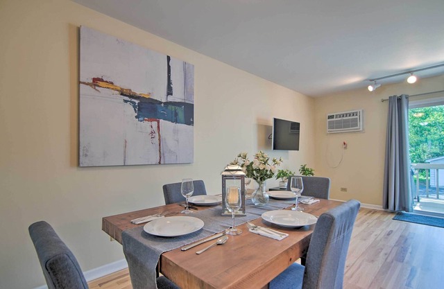 Charming Townhome < 6 Mi Lake Michigan Beach!