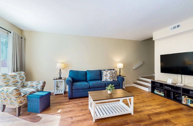 Charming townhome with patio, W/D, central AC, close to beach & golf