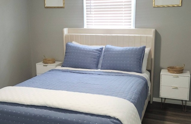 Charming upper level of 3-bedroom house in Grafton, IL