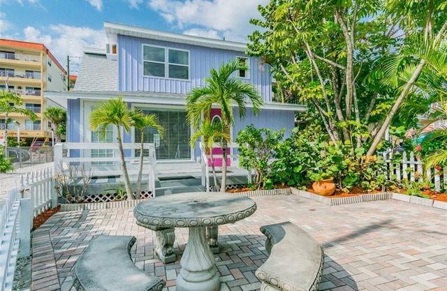 Charming Upstairs Unit in a Cottage, steps to the beach. Across from John's Pass