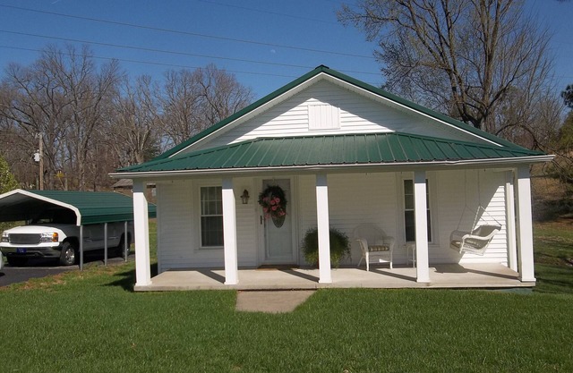 Charming vacation home for boaters, fishermen, and hunters.