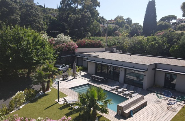 Charming vacation villa with swimming pool, 5 minutes from the beach!