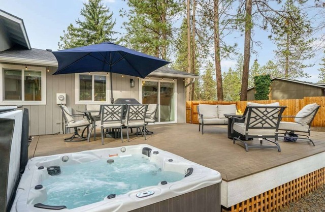 Charming Valley Home I Hot Tub Getaway!
