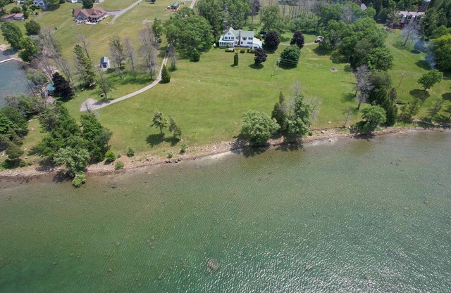 Charming Victorian 2BR Retreat with Porch & Dock – St. Lawrence Riverfront
