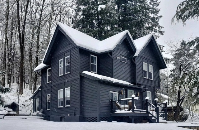 Charming Victorian Ski Cottage minutes to Belleayre Mountain