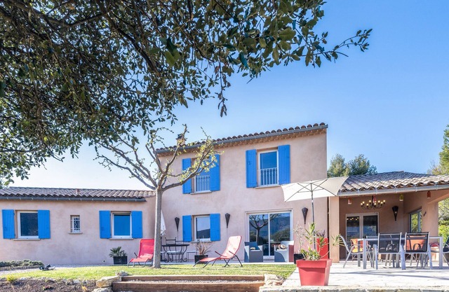 Charming villa facing the Ventoux, 1km from the village with heated swimming pool.
