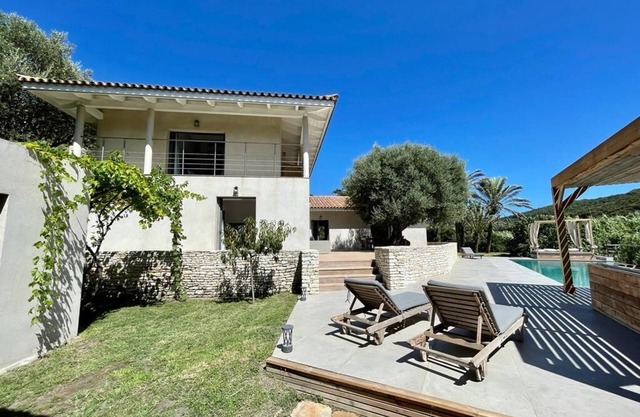 Charming villa 5 minutes' walk from Bonifacio, infinity pool, sleeps 8