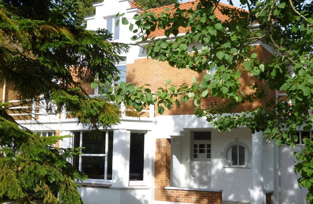 Charming villa in wooded area with large garden 1 km from the sea