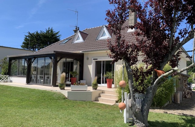 Charming Villa with Garden: 400m from Beach, Close to Shops, Sleeps 9