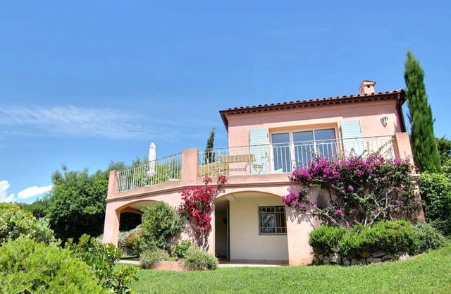 Charming villa with pool and sea view, ideal for family or friends
