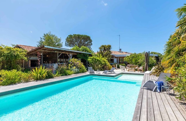 Charming villa with pool 50 m from the lake