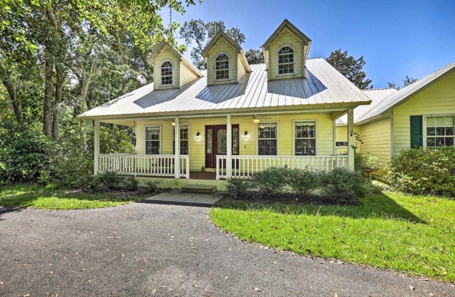 Charming Waldo Getaway Near Lake Santa Fe!