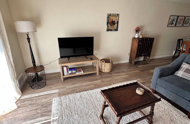 Charming, walkable triplex - no cleaning fee!