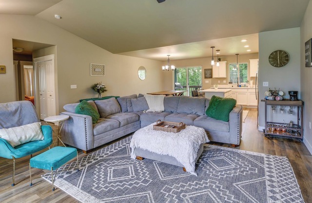 Charming Wasilla Getaway w/Fireplace & Gas Grill!