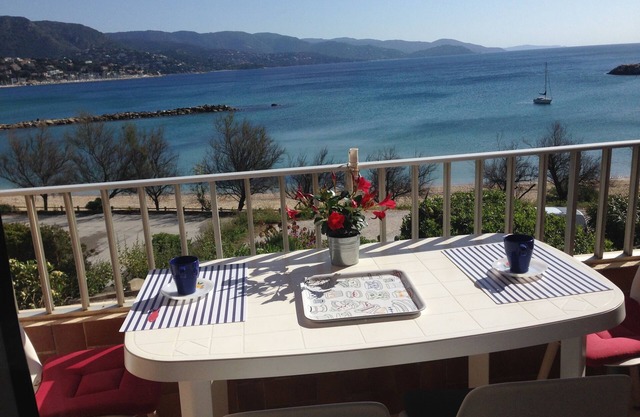 Charming waterfront T3, air-conditioned duplex, Wifi, garage 200m