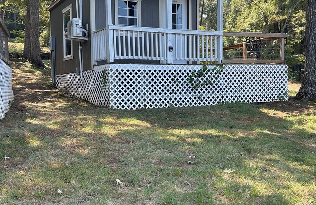 Charming waterfront 1-bedroom cabin next to boat launch and swimming area!