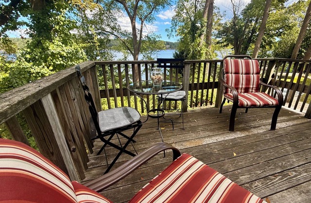Charming Waterfront Cottage on the Kennebec River Walking Distance to Town