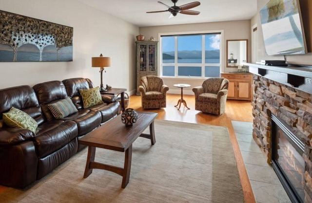 Charming Waterfront Seasons Condo: Heated pool, hot tub, Spa, Marina, Beach