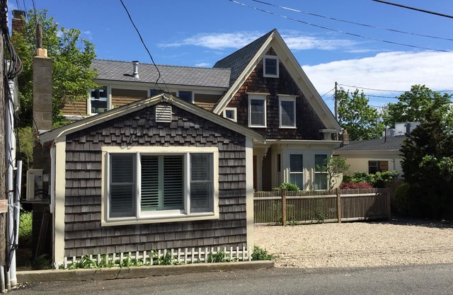 CHARMING WEST END COTTAGE
