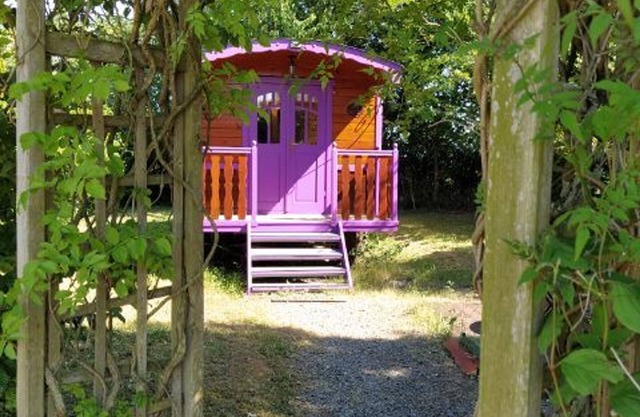 "Charming Wooden Caravan in Bucolic Farm Setting – Terrace, Ideal for Family Stays"