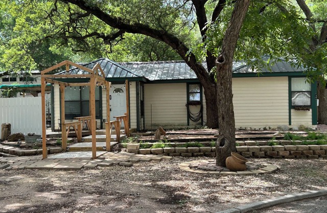 Charming Yellow 1-bedroom house San Marcos Room service available! dog friendly