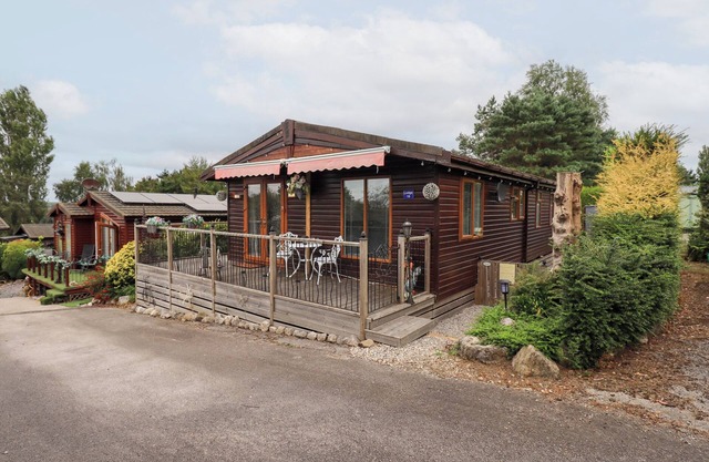 CHARNWOOD, pet friendly, country holiday cottage in Carnforth