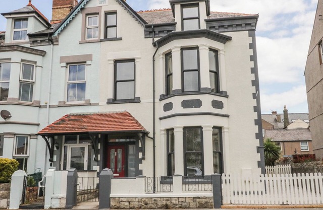 CHARNWOOD VILLA, family friendly, with a garden in Llandudno
